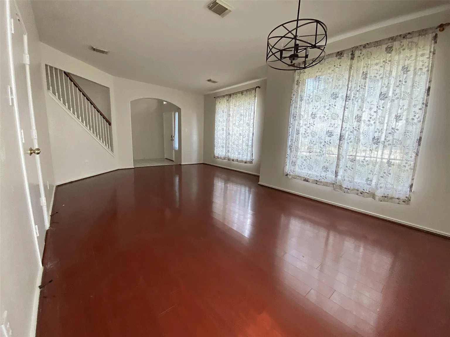 4 bed, 2.5 bath, 2907 sqft, $2,200 — Photo 2