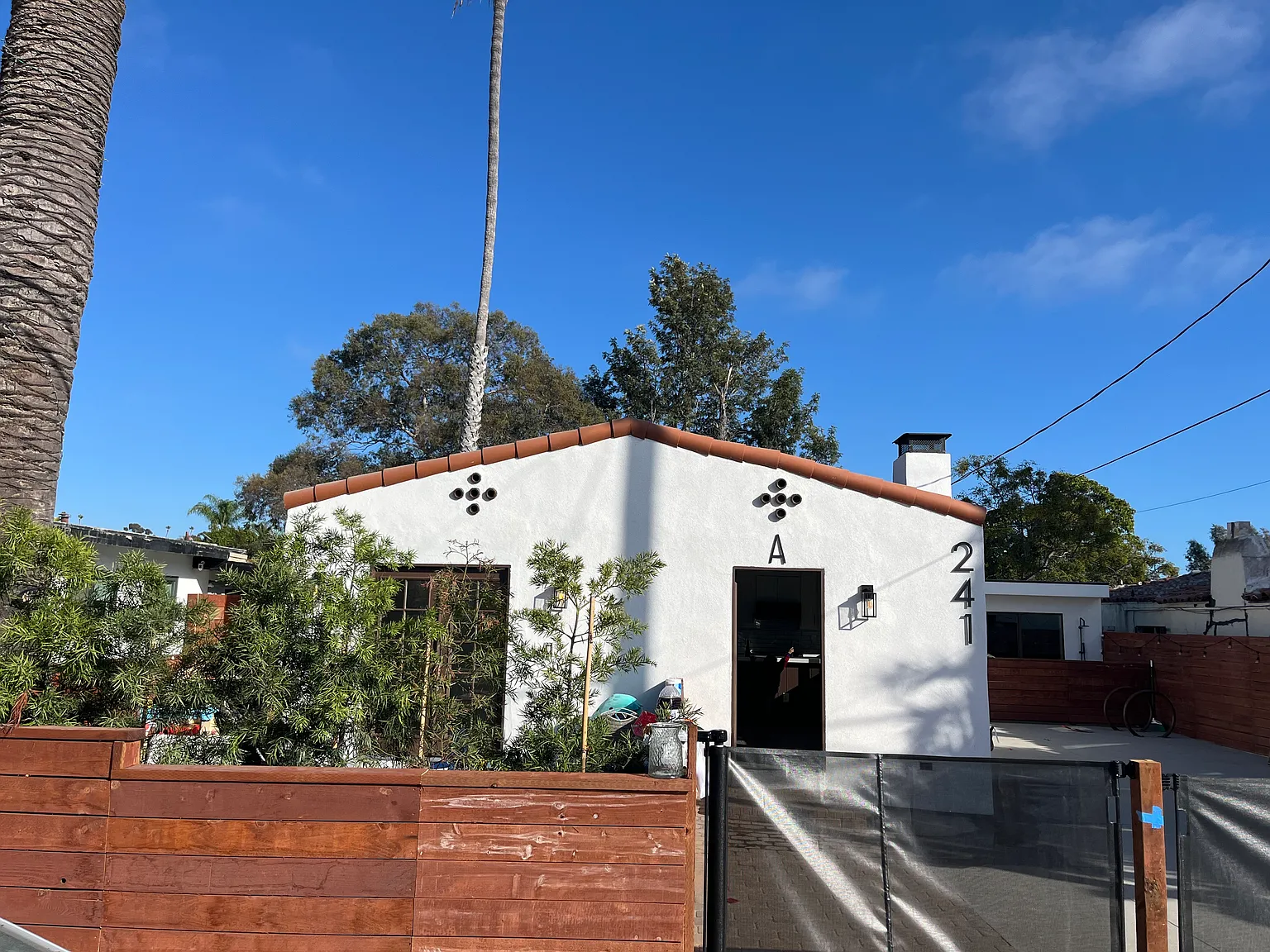 3 bed, 864 sqft, $5,300 — Photo 1