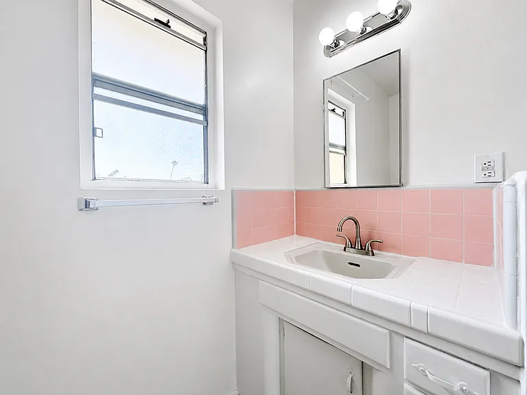 943 W 68th St #4 — Photo 28