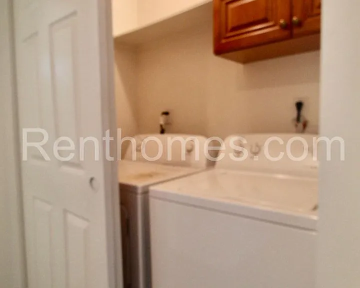 2345 Comstock St — Photo 14