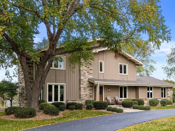 1928 Deerfield DRIVE, Saukville, WI 53080