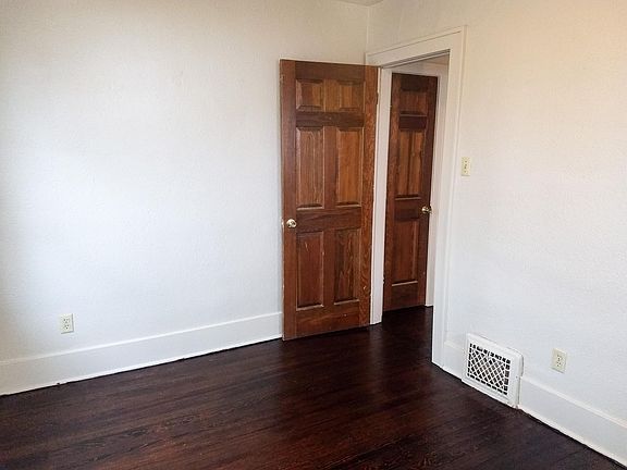 5th image of 915 E Mishawaka Ave