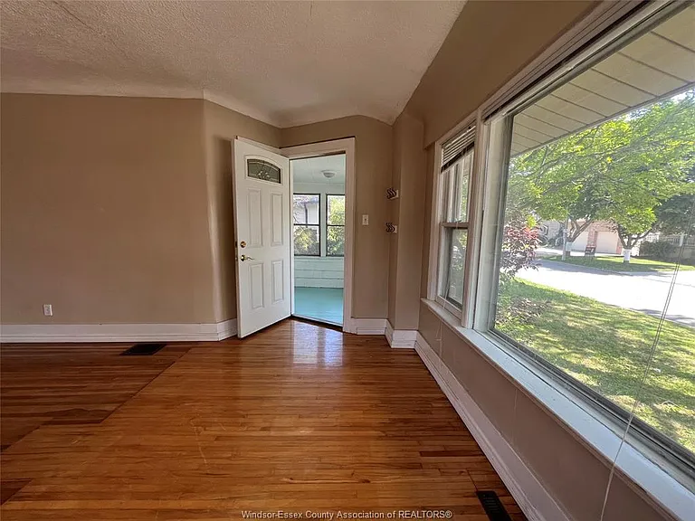 2423 Princess Ave — Photo 5