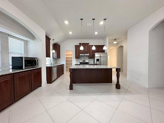 4th image of 3509 Beaumont Dr