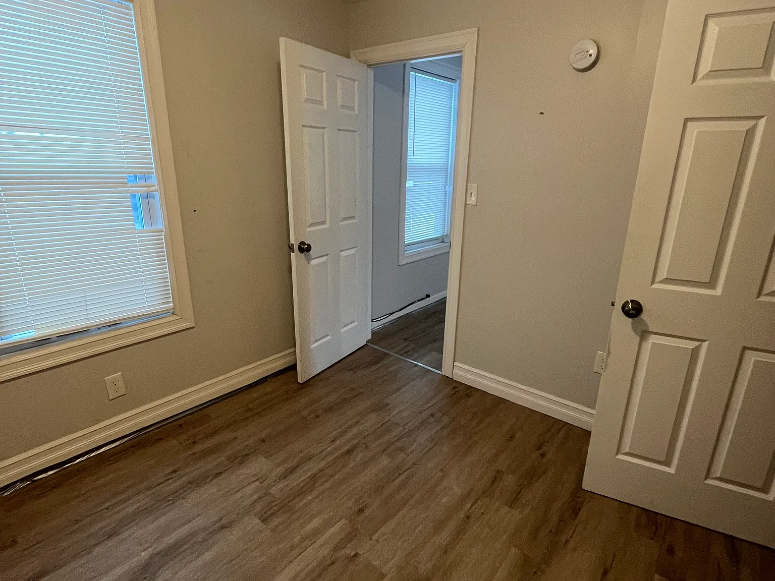 3 bed, 1000 sqft, $1,300 — Photo 4