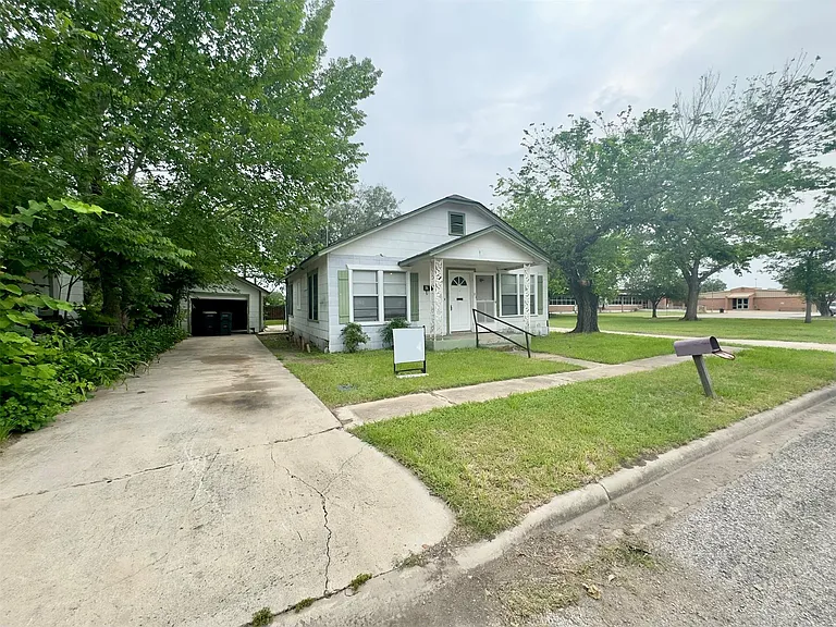 306 E Bowie St — Photo 3