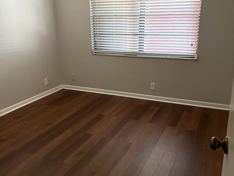 1084 Pelham Ct — Photo 7