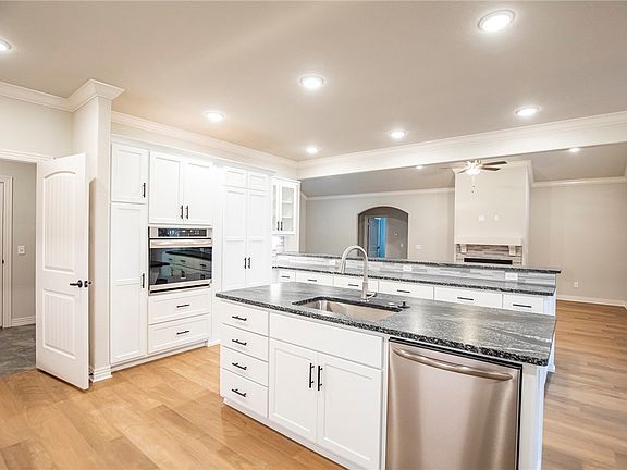 5th image of 203 Doral Dr
