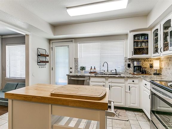 4th image of 2308 Hollybush Ln