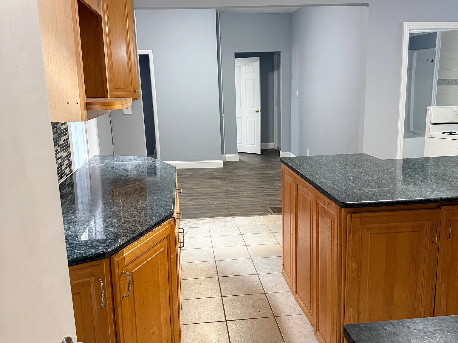 3 bed, 1300 sqft, $2,600 — Photo 2