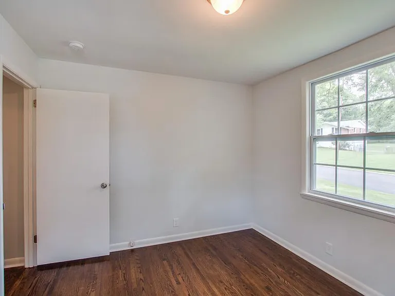 558 Roosevelt Ave — Photo 16