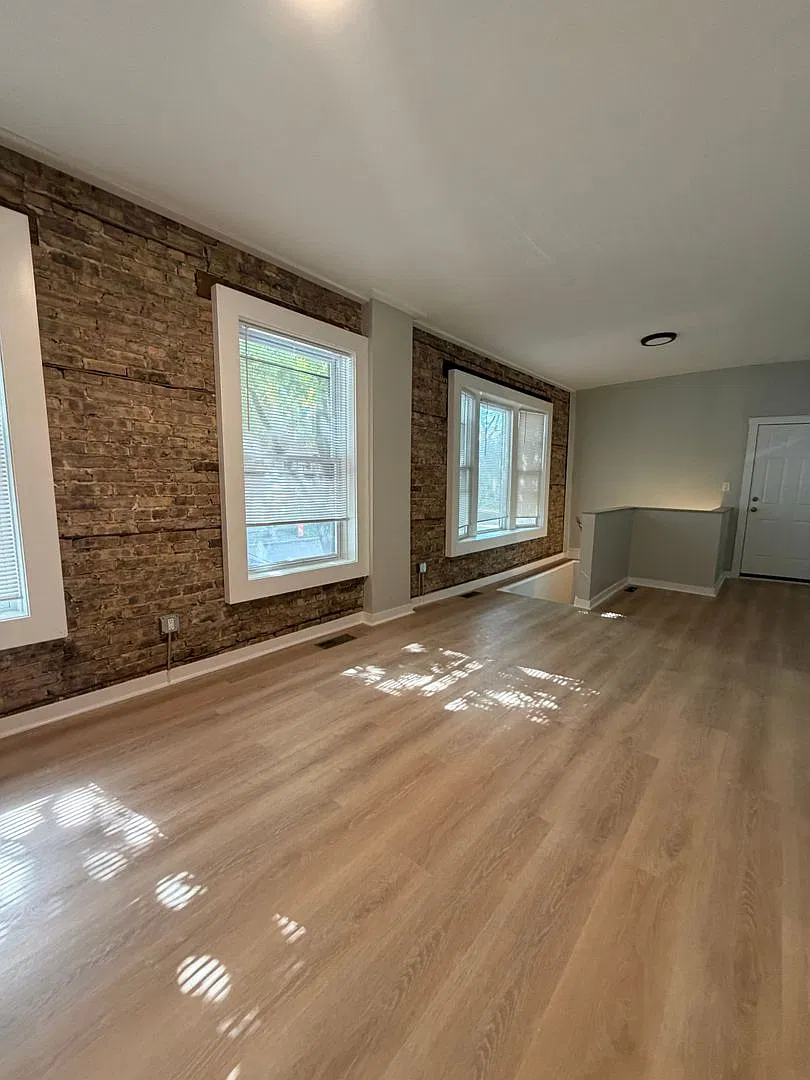 3018 W Schubert Ave - 1R — Photo 4