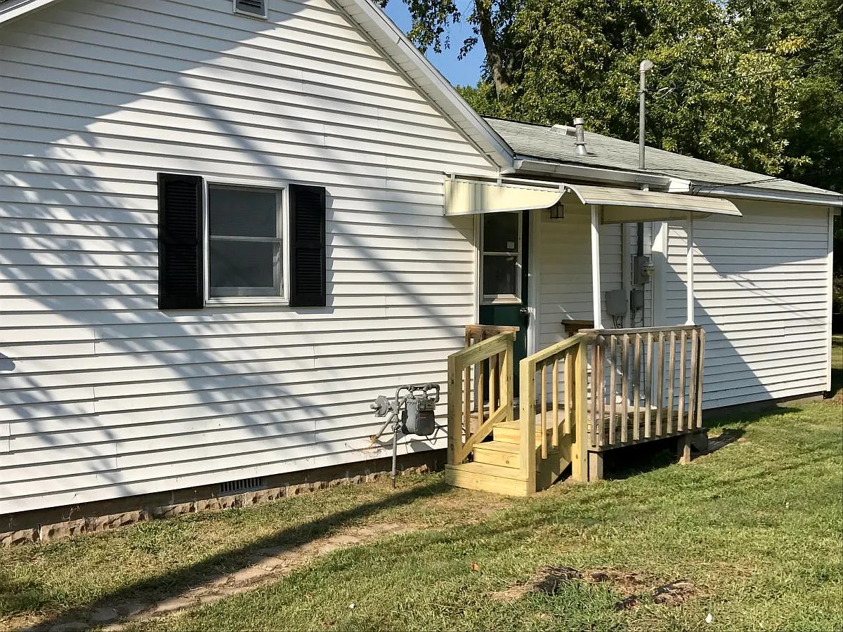 2 bed, 1100 sqft, $1,200 — Photo 3