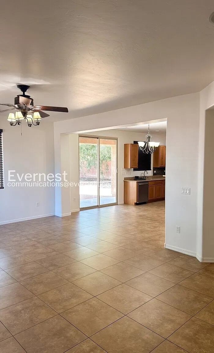 5 bed, 2.5 bath, 2500 sqft, $2,500 — Photo 4
