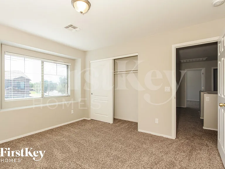 6724 S 49th Dr — Photo 7