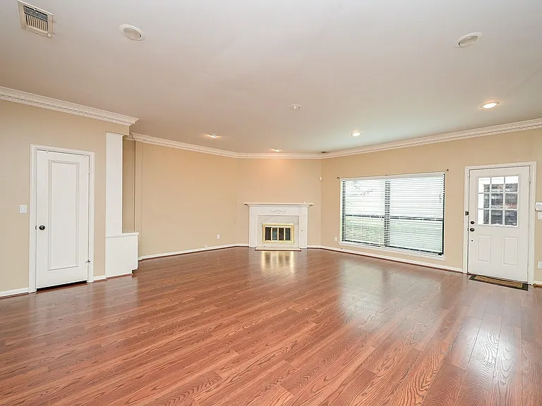 573 N Post Oak Ln — Photo 9