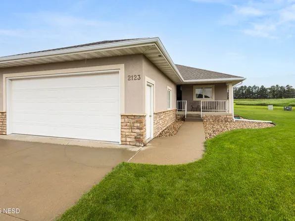 2123 Palisades Ln, Watertown, SD 57201