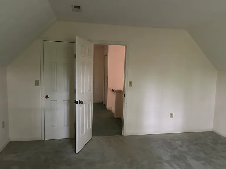 Second bedroom (2nd floor)