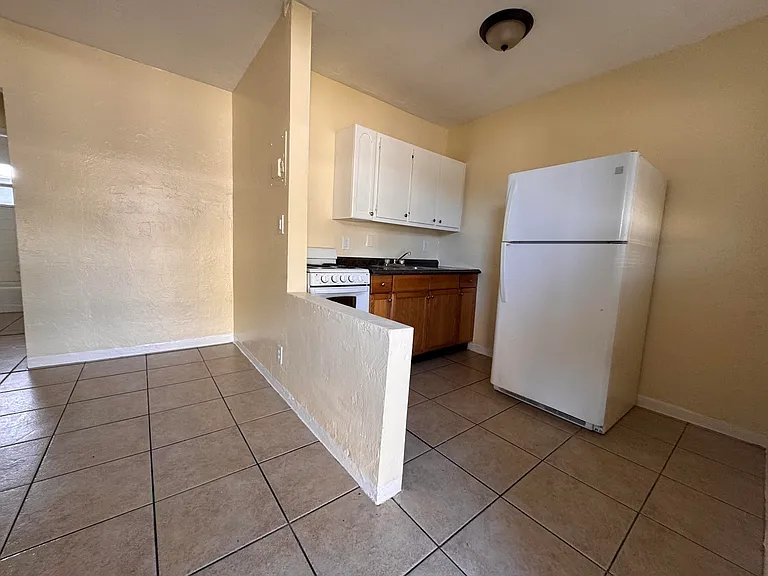825 SW 10th Dr #9 — Photo 5