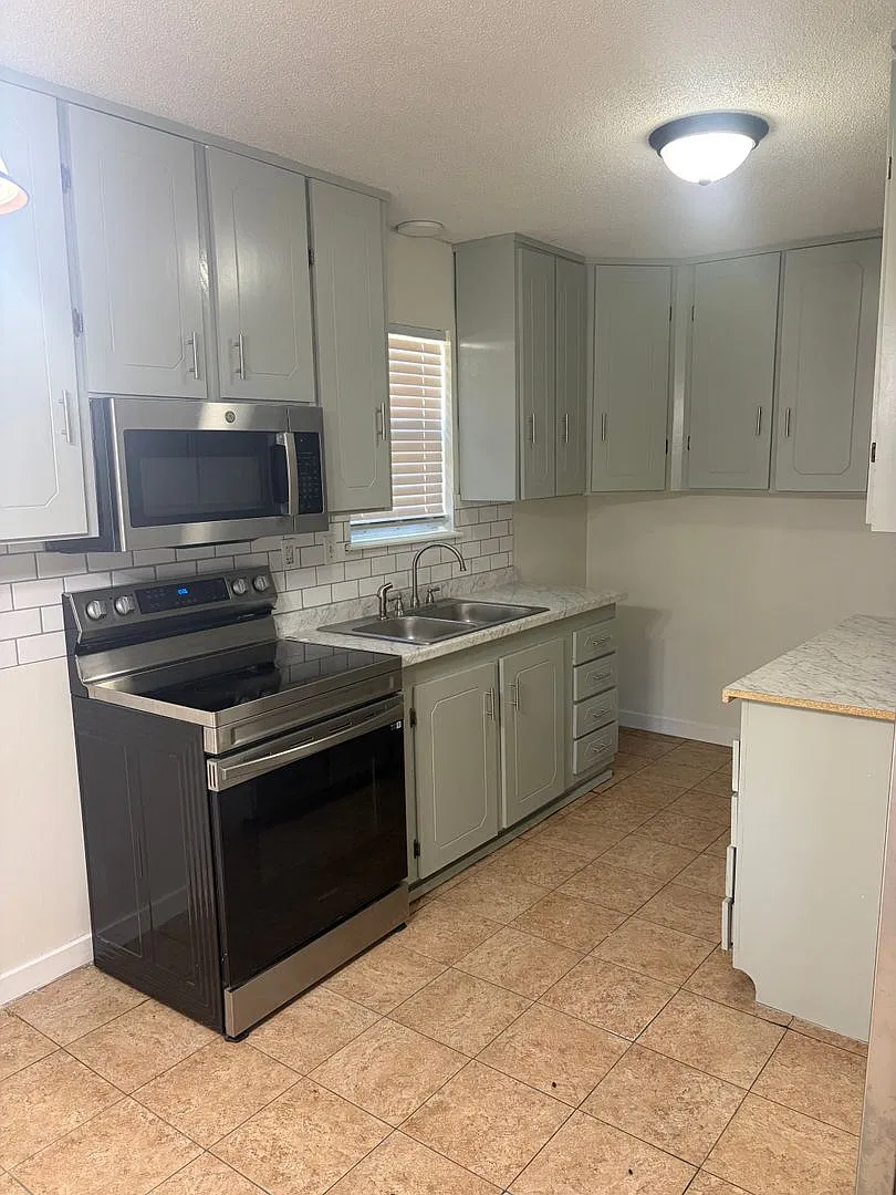 3 Bedroom and 1.5 Bathroom House — Photo 2