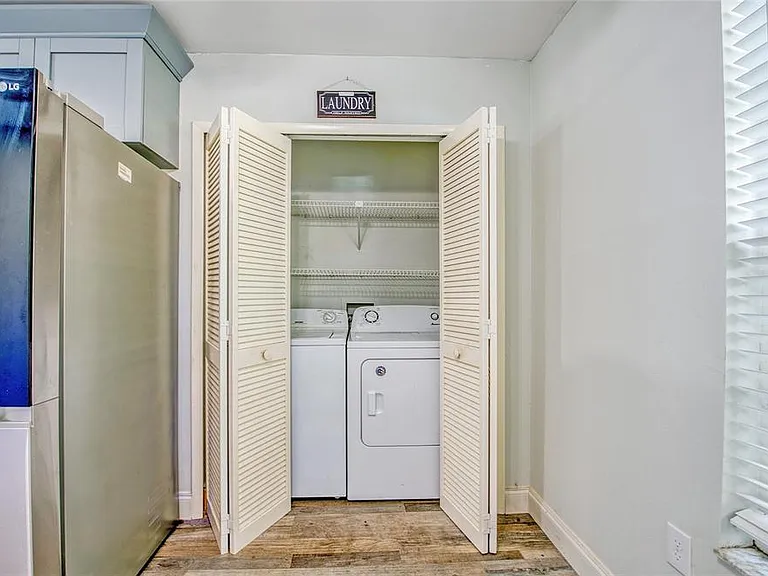 2390 Bentley Dr — Photo 35