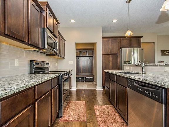 3rd image of 1005 NW Orchard Dr