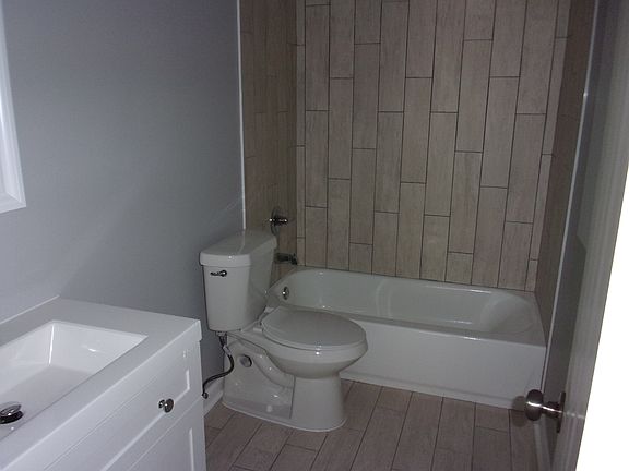 3rd image of 1594 Oakwood St