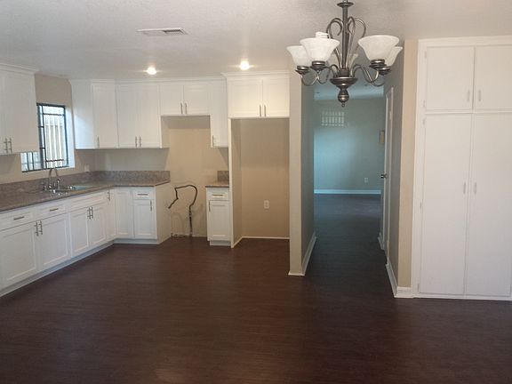 3rd image of 825 S Poinsettia Ave