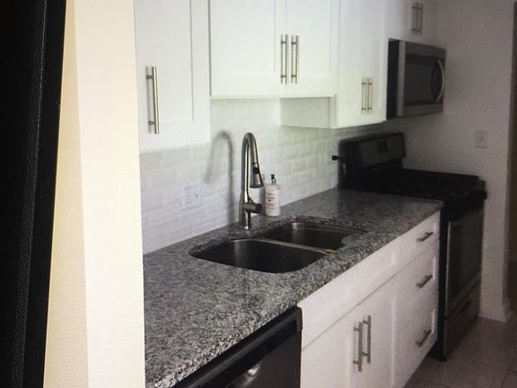 4th image of 5201 Carriageway Dr #211