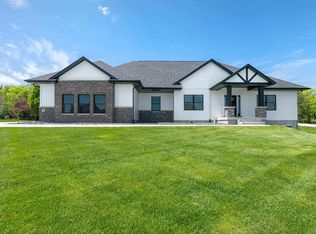 2 Pebble Creek Dr, Leclaire, IA 52753