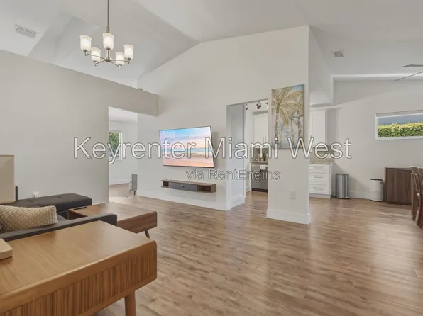 422 NW 23rd Pl, Miami, FL 33125