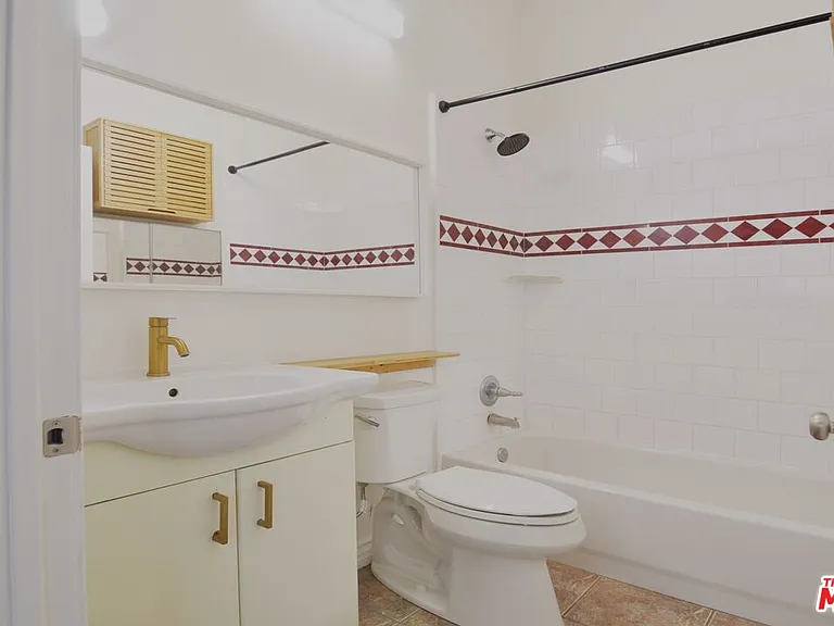 215 W 7th St #1404 — Photo 25
