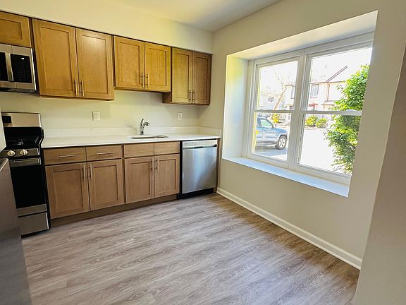4th image of 402 Woodlake Manor Dr