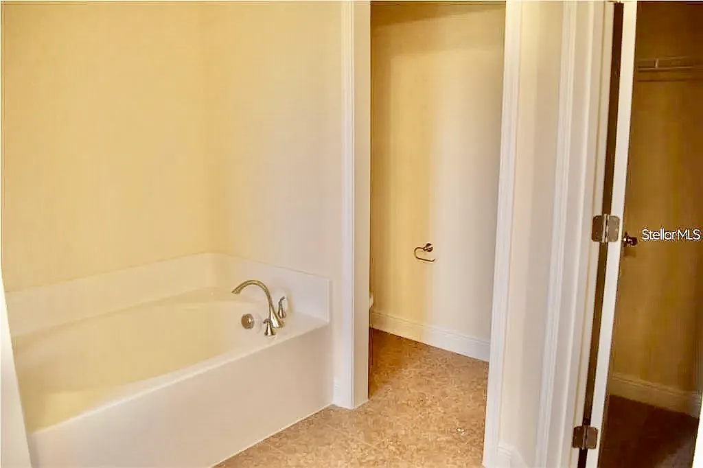 4 bed, 2117 sqft, $2,000 — Photo 2
