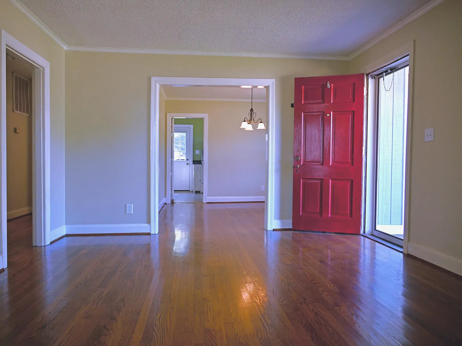 2823 Woodlawn Dr — Photo 2