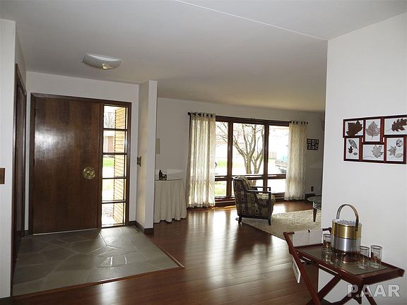 4th image of 129 W Crestwood Dr