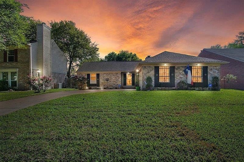 1st image of 18015 Holly Forest Dr