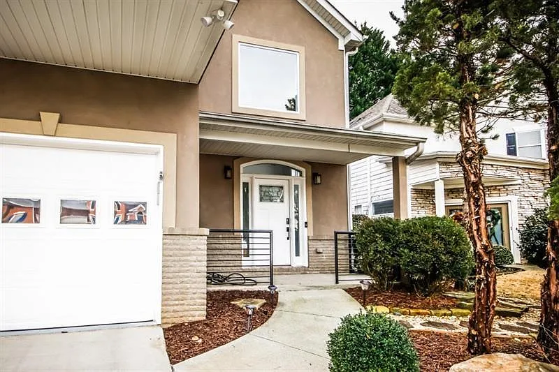 3 bed, 2.5 bath, 2621 sqft, $3,800 — Photo 3