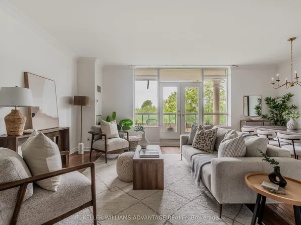 9 Boardwalk Dr #321, Toronto, ON M4L 6T1