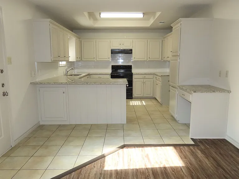 705 Kelli — Photo 11