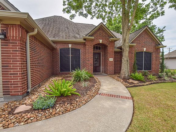 3rd image of 205 Bougainvillea St