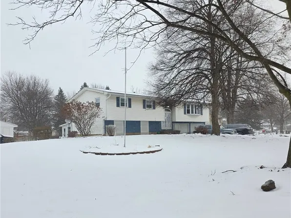 17 Manor Ln, Middleport, NY 14105