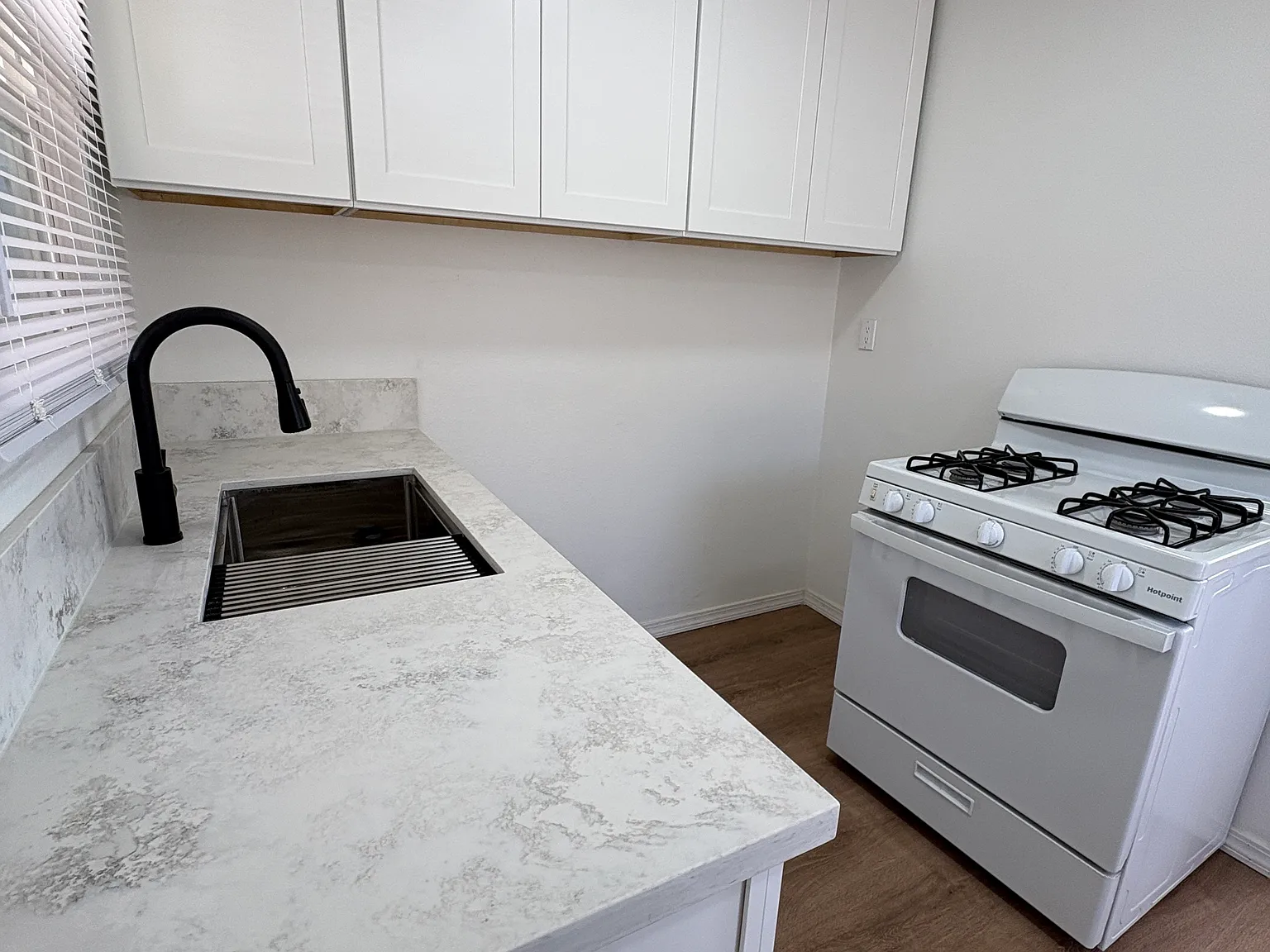 Studio, 400 sqft, $1,900 — Photo 4