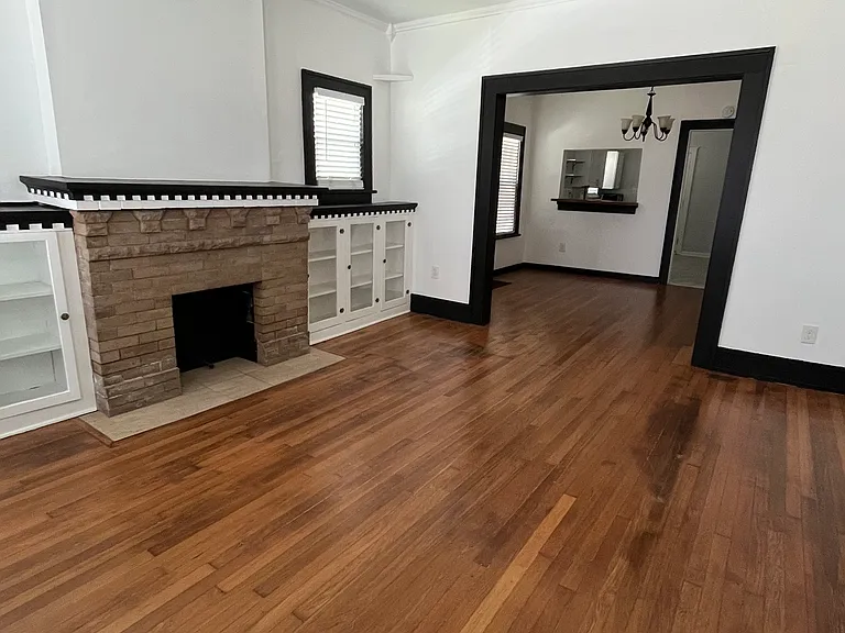 1631 E 4th St — Photo 2