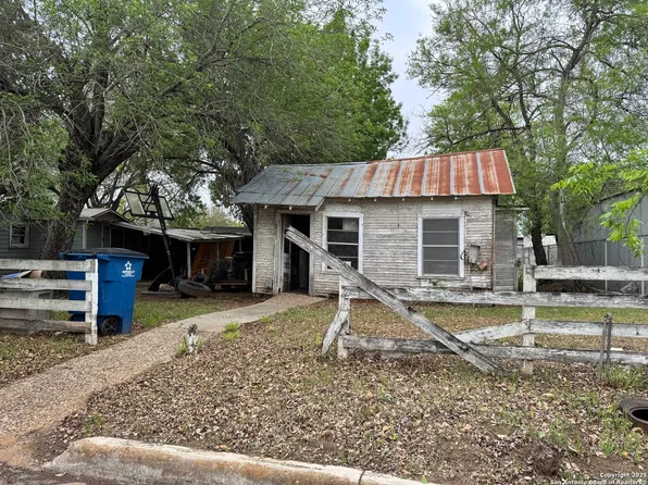 737 Avenue F, Poteet, TX 78065