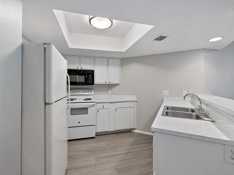 Fairway Greens Apartments — Photo 20