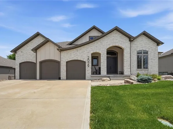 2029 NE Bluestone Dr, Lees Summit, MO 64064