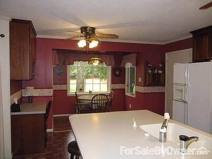 Breakfast area
						:
						Breakfast foom adjacent to kithcen, overlooking lake