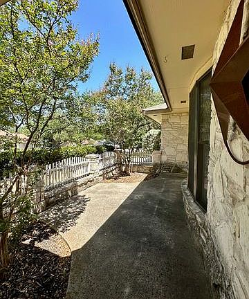 4th image of 16514 Burr Hill St