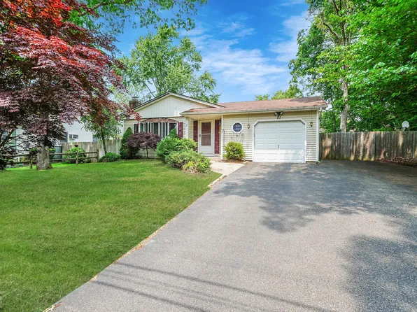 21 Spectacle Lake Drive, Nesconset, NY 11767